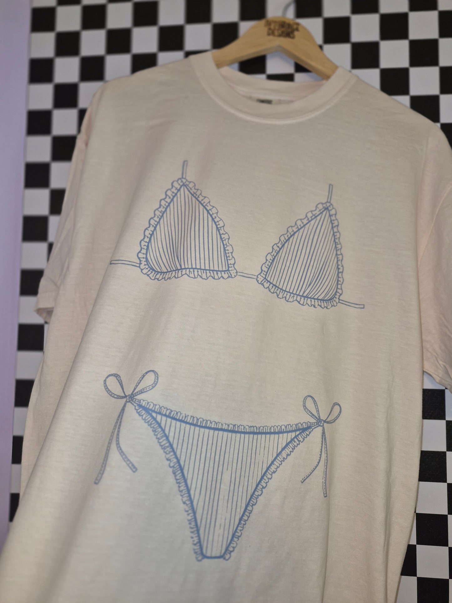 Outline bikini - CC tee